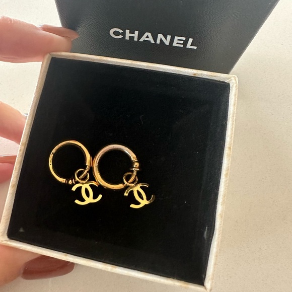 ❌❌SOLD❌❌AUTH Chanel Vintage RARE Hoop Dangle CC Clip Earrings - Picture 1 of 3